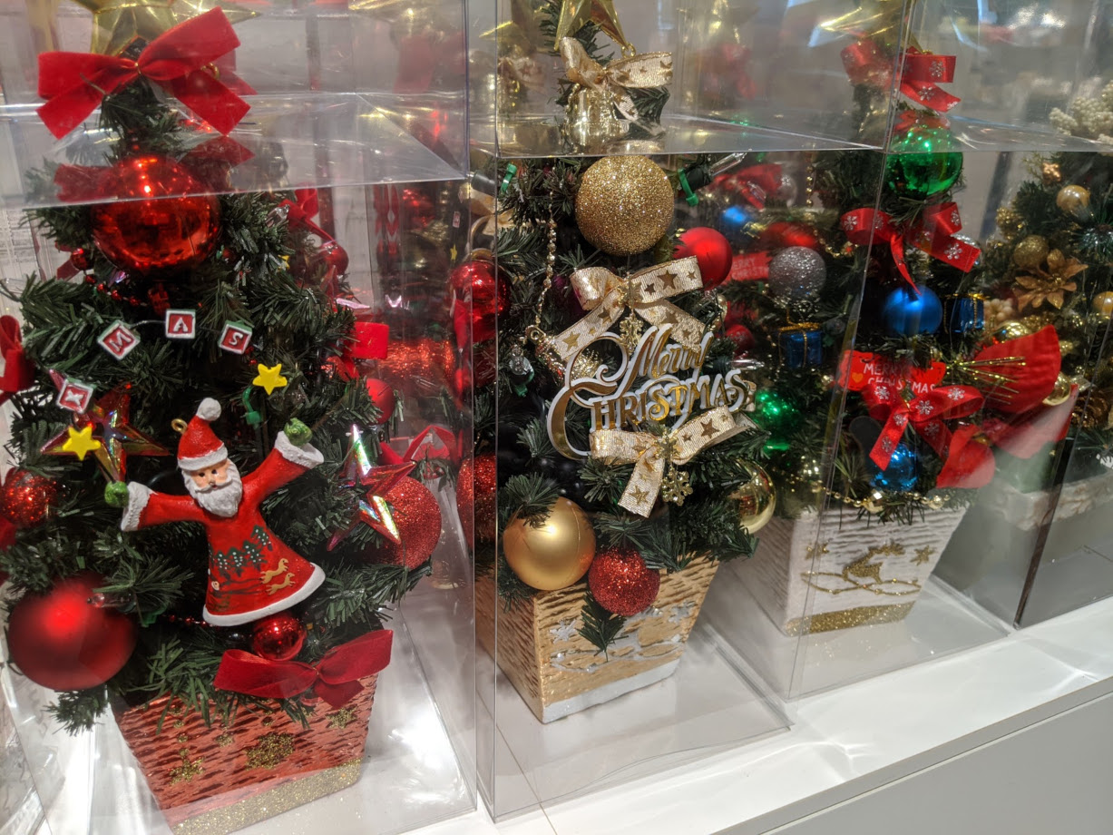 19年も 銀座ロフトで Ac電源式 Ledライト付き ミニ クリスマスツリーを販売しているか確認してきたヨ