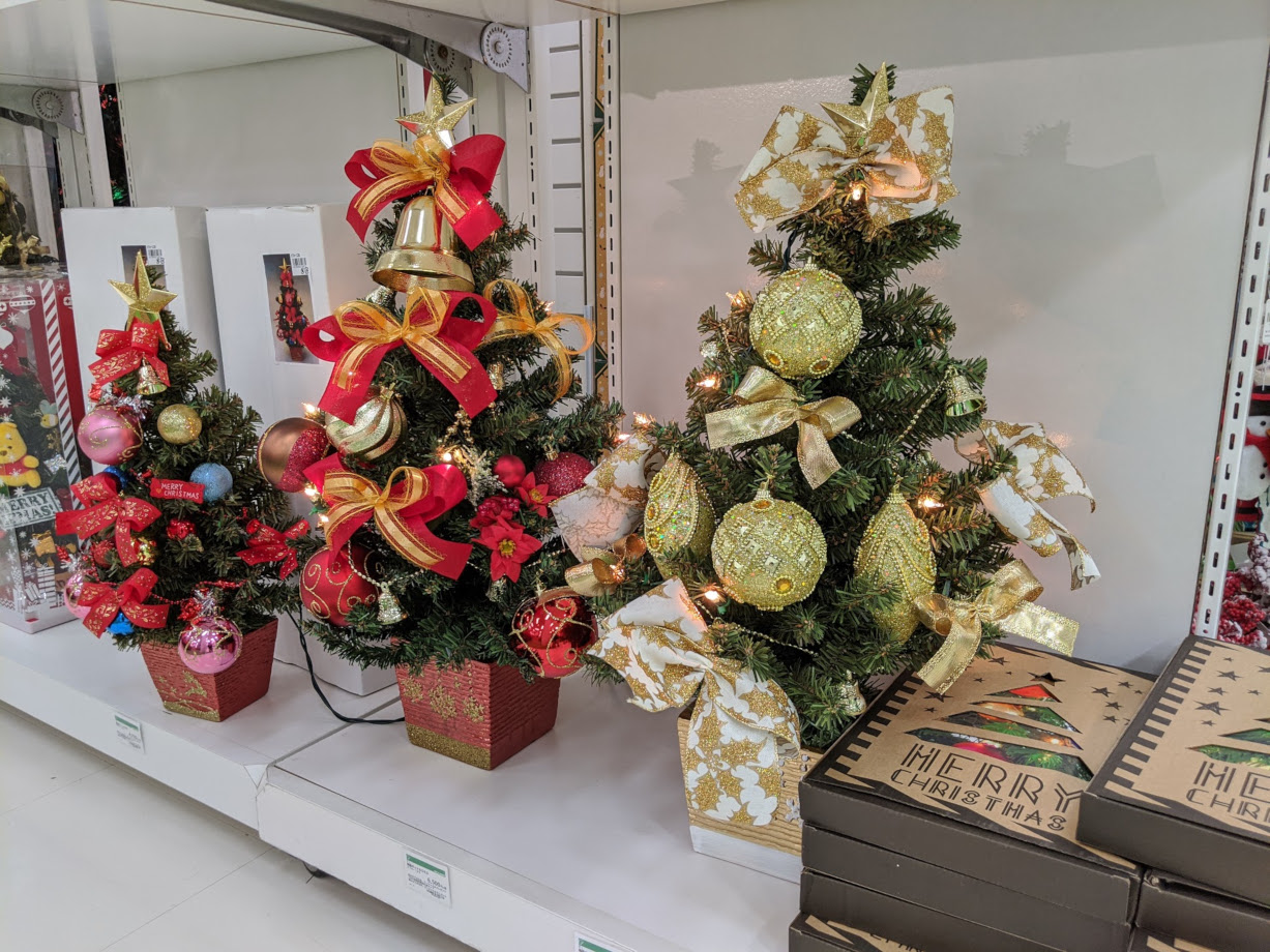 19年も 東急ハンズ 新宿店で Ac電源式 Ledライト付き ミニ クリスマスツリーを販売しているか確認してきたヨ